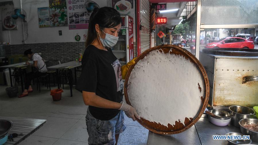 CHINA-GUANGXI-QINZHOU-SNACK-RICE ROLL (CN)