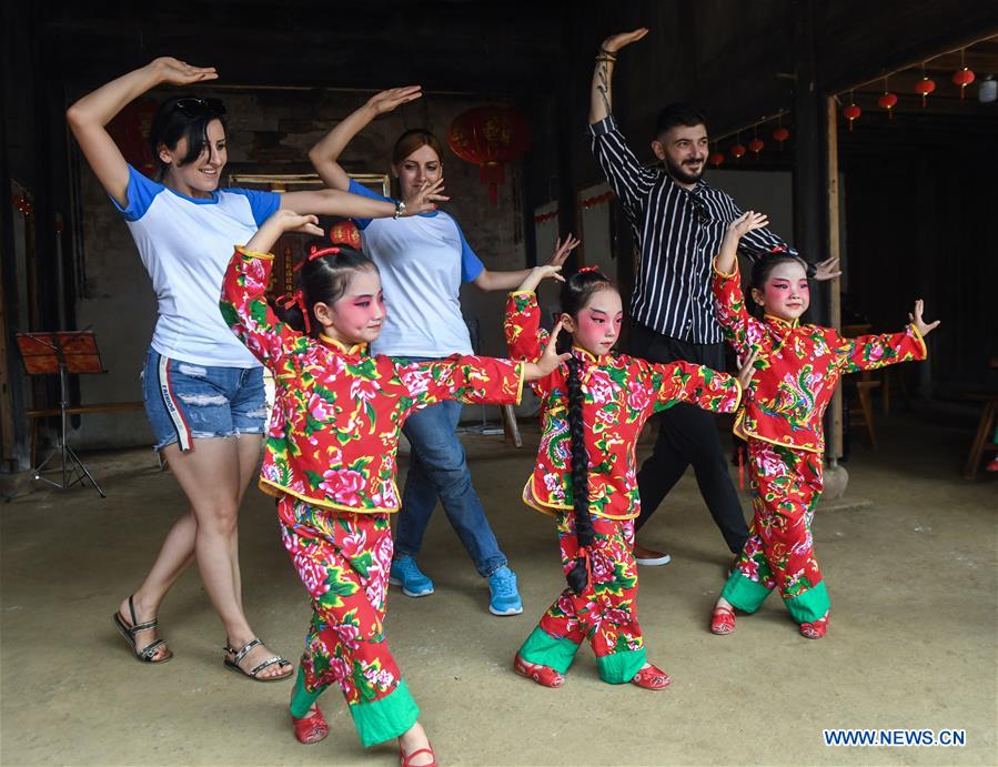 CHINA-ZHEJIANG-FOREIGNERS-MID-AUTUMN FESTIVAL (CN)