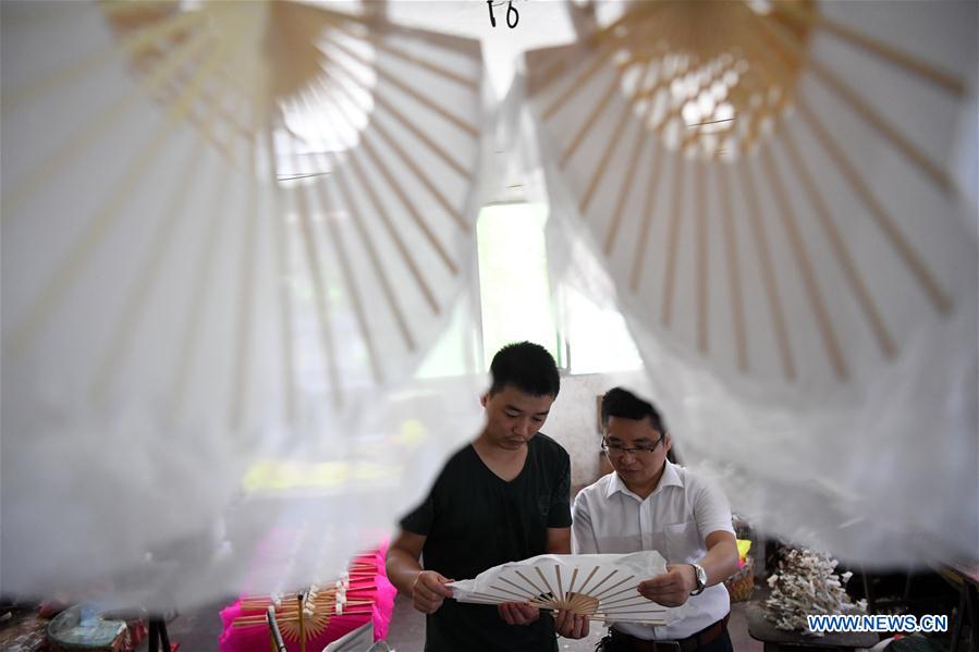 CHINA-CHONGQING-FOLDING FAN (CN)