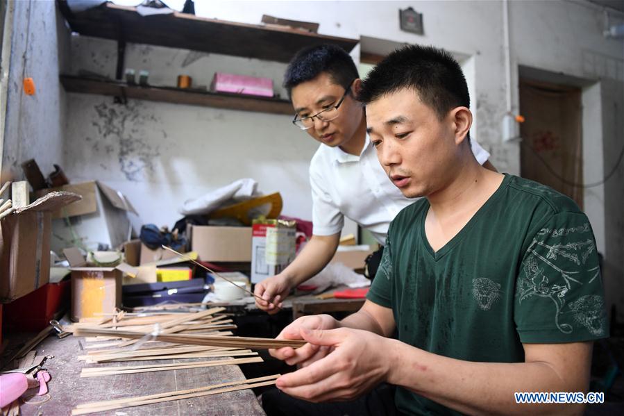 CHINA-CHONGQING-FOLDING FAN (CN)