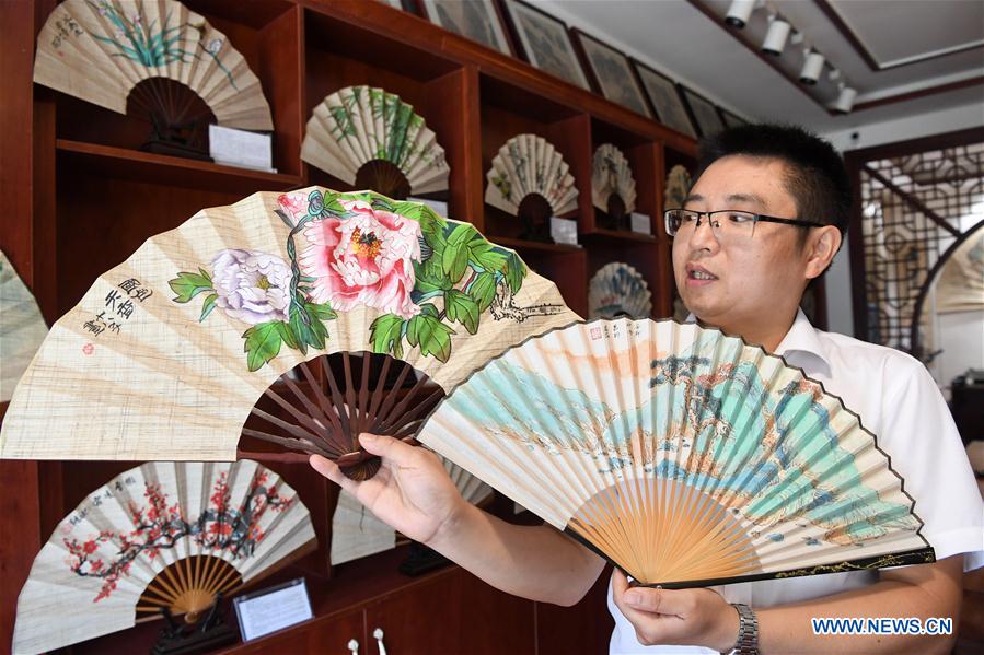 CHINA-CHONGQING-FOLDING FAN (CN)