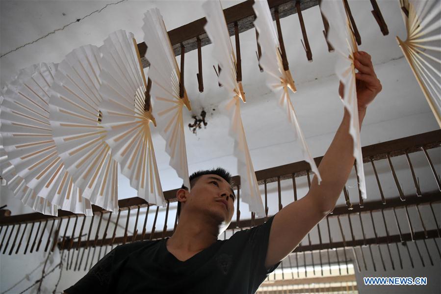 CHINA-CHONGQING-FOLDING FAN (CN)