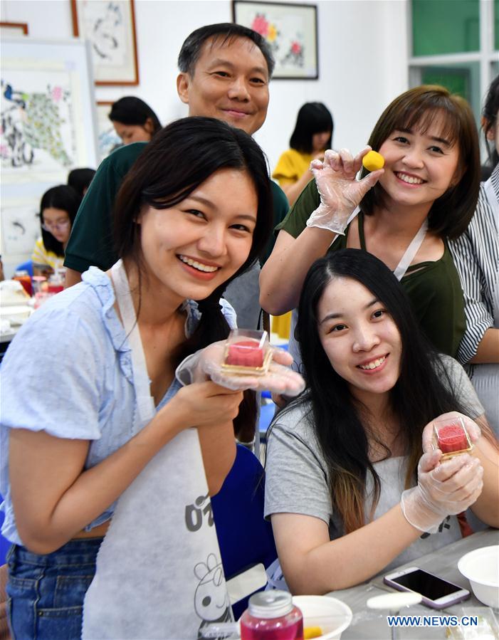CHINA-HAINAN-HAIKOU-OVERSEAS STUDENTS-MID-AUTUMN FESTIVAL (CN)