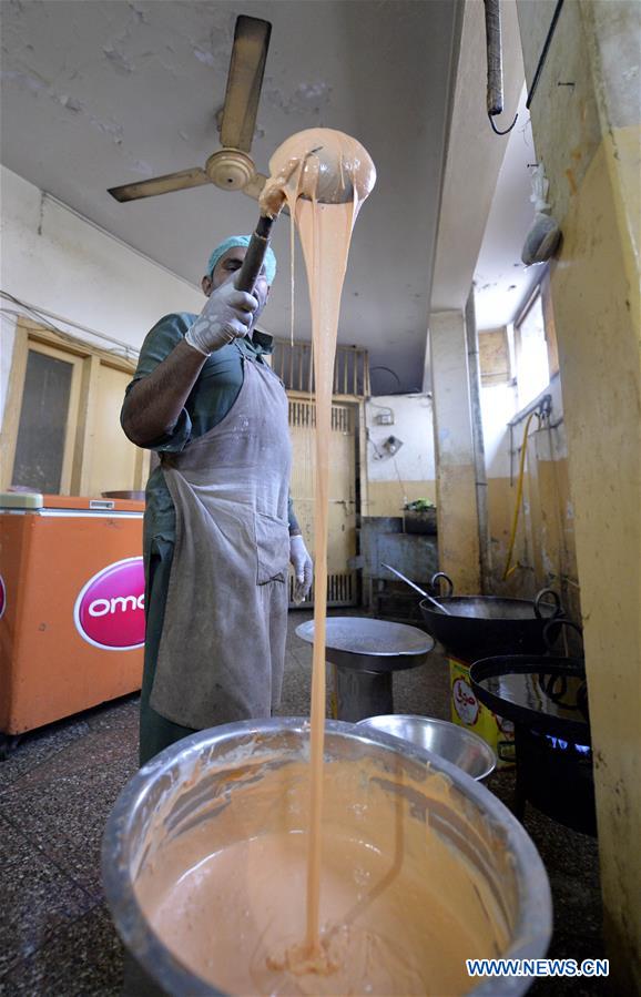 PAKISTAN-RAWALPINDI-SNACK-JALEBI-MAKING