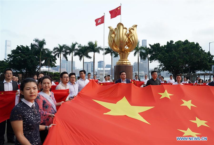 CHINA-HONG KONG-YOUTH-FLASH MOB-NATIONAL FLAG (CN)