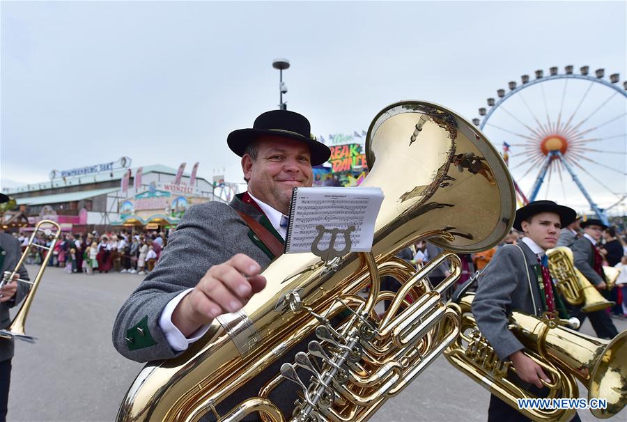 GERMANY-MUNICH-OKTOBERFEST-PARADE