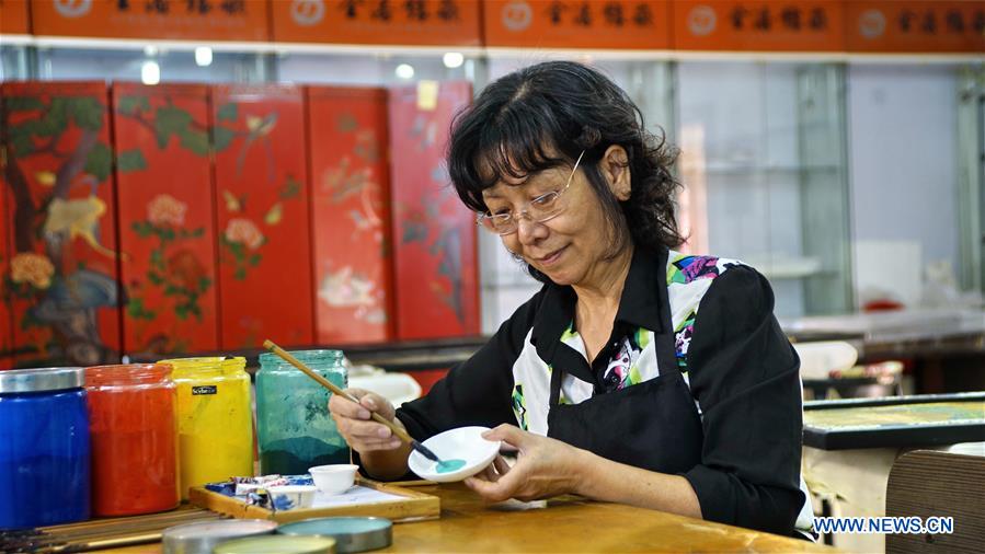 CHINA-BEIJING-GOLD INLAID LACQUER INHERITOR (CN)