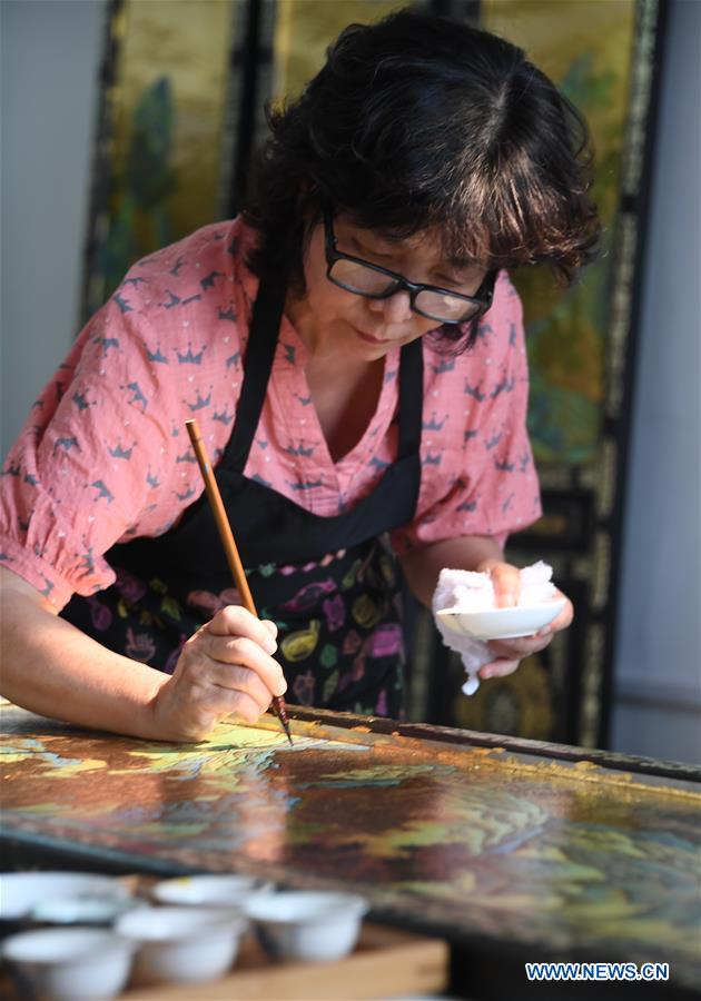 CHINA-BEIJING-GOLD INLAID LACQUER INHERITOR (CN)