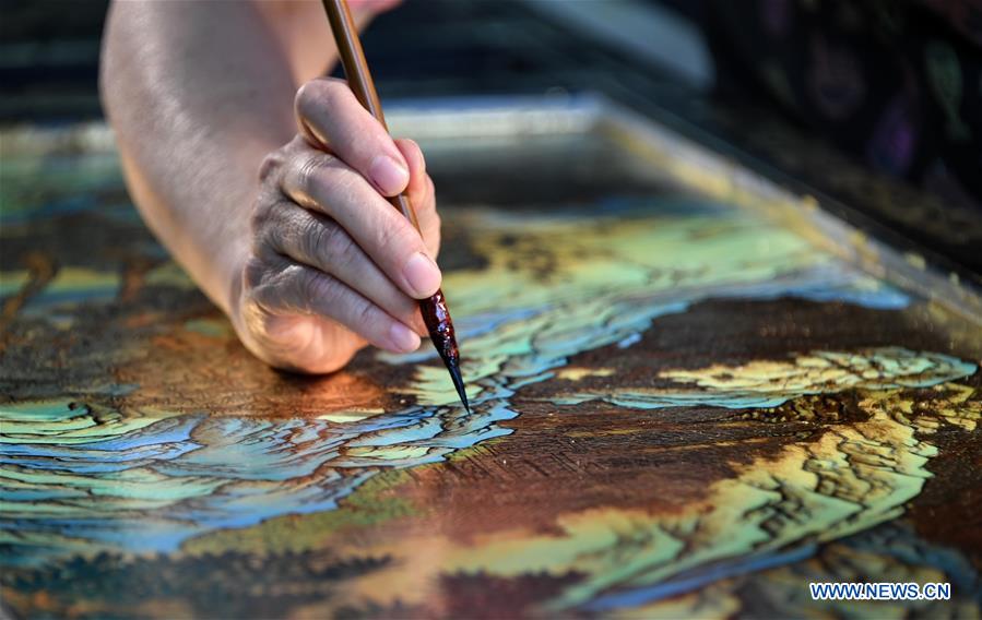 CHINA-BEIJING-GOLD INLAID LACQUER INHERITOR (CN)