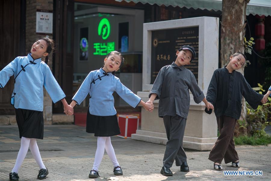 CHINA-YUNNAN-KUNMING-PUPILS-SCHOOL PLAY (CN)