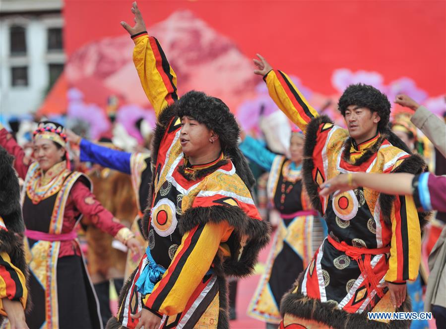 CHINA-TIBET-LHASA-POTALA PALACE-GUOZHUANG DANCE (CN)