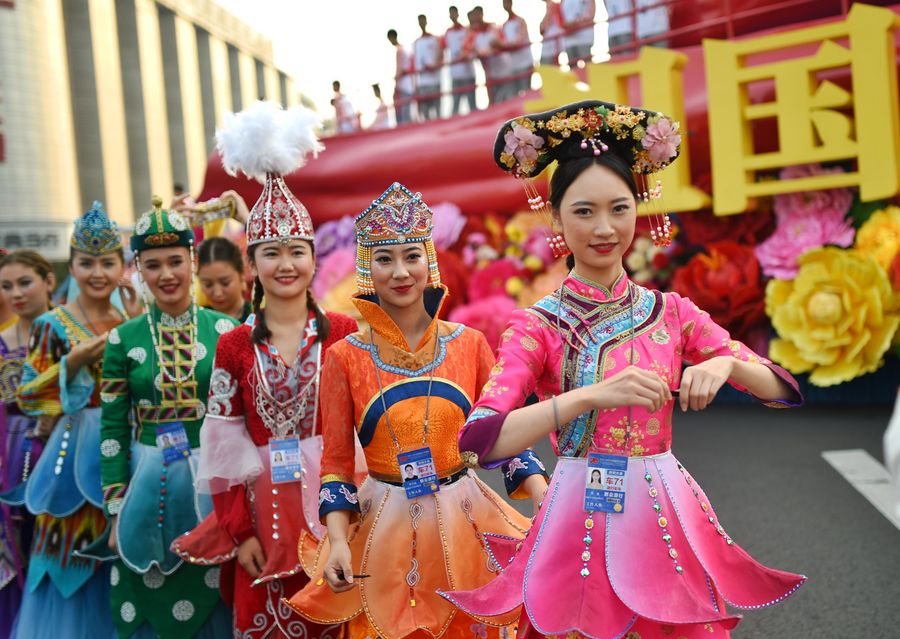 190210) -- SAN FRANCISCO, Feb. 10, 2019 (Xinhua) -- Crosstalk actor Guo  Donglin (down) performs with partner during a Spring Festival tour by  Chinese arts troupes in San Francisco Bay Area, the