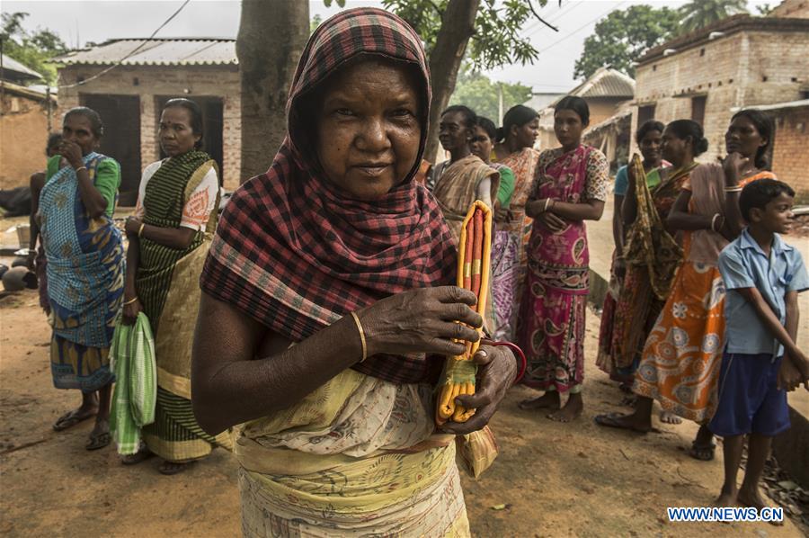 INDIA-KOLKATA-TRIBAL WOMEN-GIFT-SAREE 
