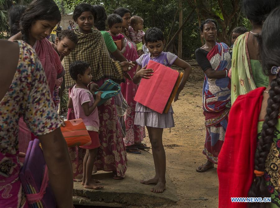 INDIA-KOLKATA-TRIBAL WOMEN-GIFT-SAREE 