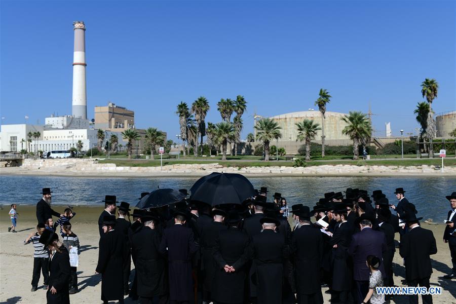 ISRAEL-TEL AVIV-TASHLICH RITUAL