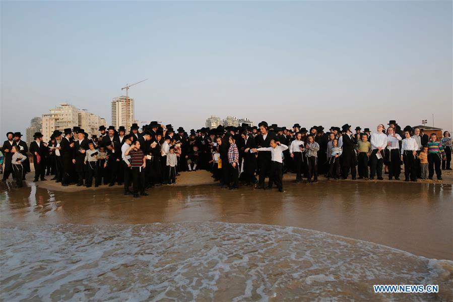 ISRAEL-ASHDOD-ORTHODOX JEWS-TASHLICH RITUAL