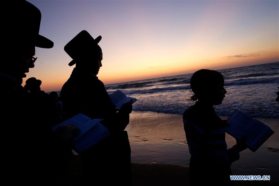 ISRAEL-ASHDOD-ORTHODOX JEWS-TASHLICH RITUAL