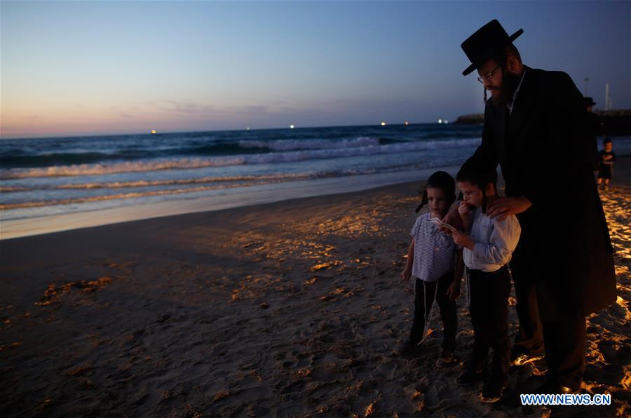 ISRAEL-ASHDOD-ORTHODOX JEWS-TASHLICH RITUAL