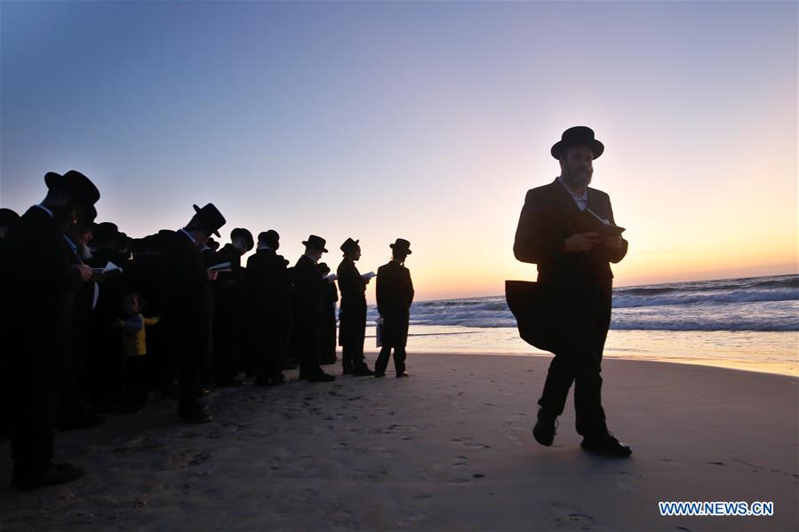 ISRAEL-ASHDOD-ORTHODOX JEWS-TASHLICH RITUAL