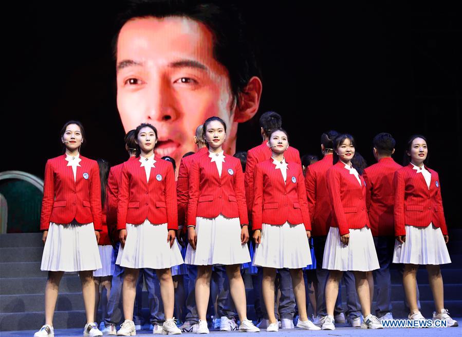 Over 5,800 Volunteers Go on Duty for Second CIIE