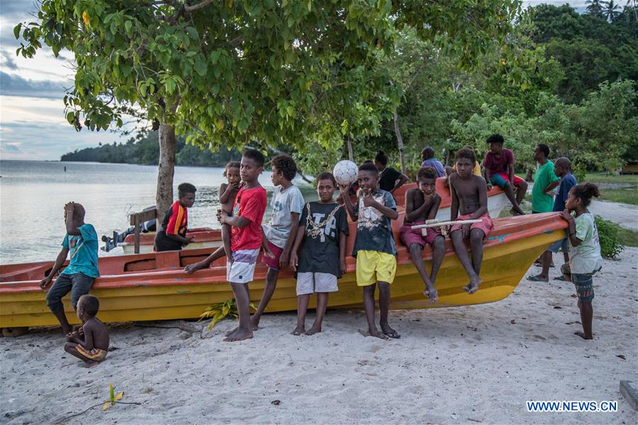 SOLOMON ISLANDS-GUADALCANAL-CHILDREN