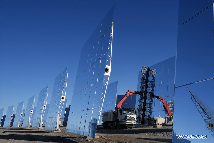 CHINA-GANSU-DUNHUANG-SOLAR POWER-HELIOSTAT-CLEANING (CN)