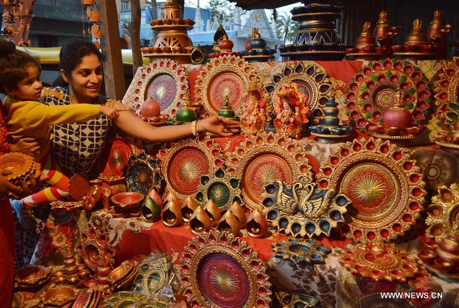 INDIA-BANGALORE-DIWALI FESTIVAL-EARTHEN LAMPS