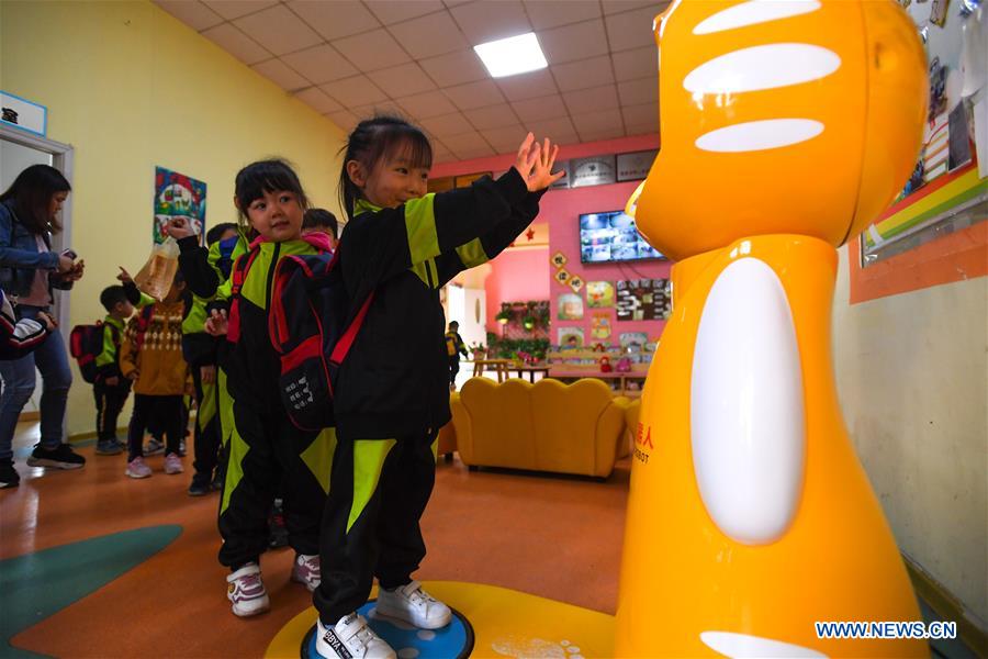(EyesonSci)CHINA-HUNAN-CHANGSHA-KINDERGARTEN-HEALTH CHECK ROBOT (CN)