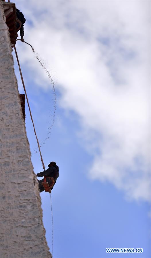 CHINA-LHASA-POTALA PALACE-ANNUAL WHITEWASHING (CN)