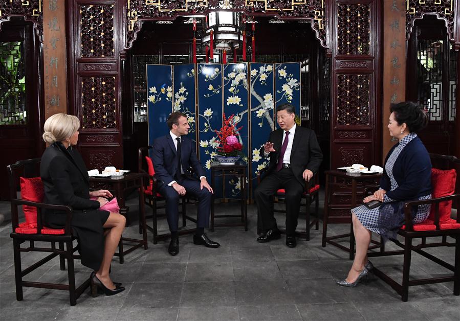 Xi and His Wife Meet French President and His Wife