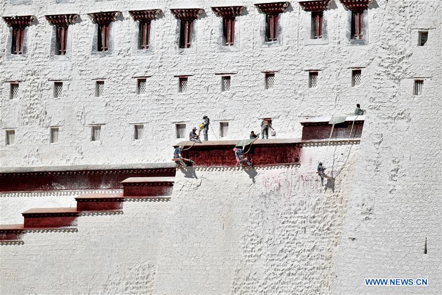 (InTibet)CHINA-LHASA-POTALA PALACE-ANNUAL WHITEWASHING (CN)