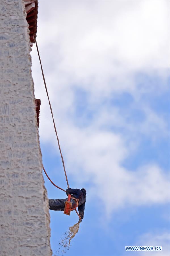 (InTibet)CHINA-LHASA-POTALA PALACE-ANNUAL WHITEWASHING (CN)
