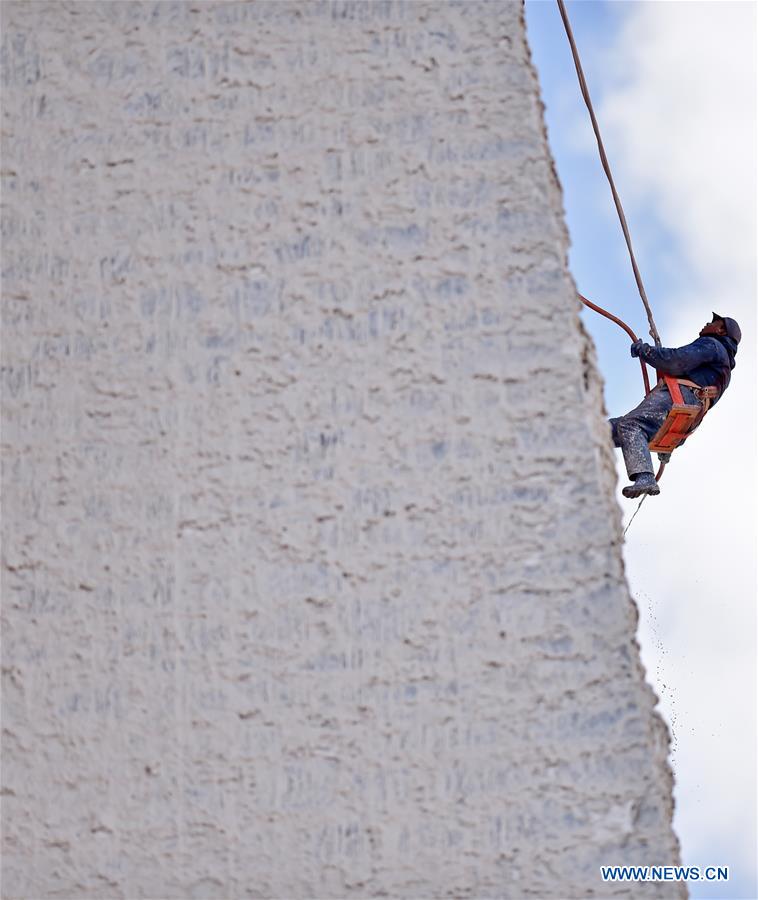 (InTibet)CHINA-LHASA-POTALA PALACE-ANNUAL WHITEWASHING (CN)