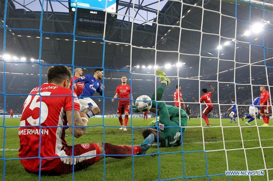 (SP)GERMANY-GELSENKIRCHEN-SOCCER-BUNDESLIGA-SCHALKE 04 VS DUSSELDORF
