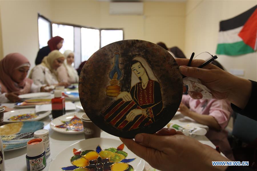 MIDEAST-NABLUS-PAINTING-TRAINING