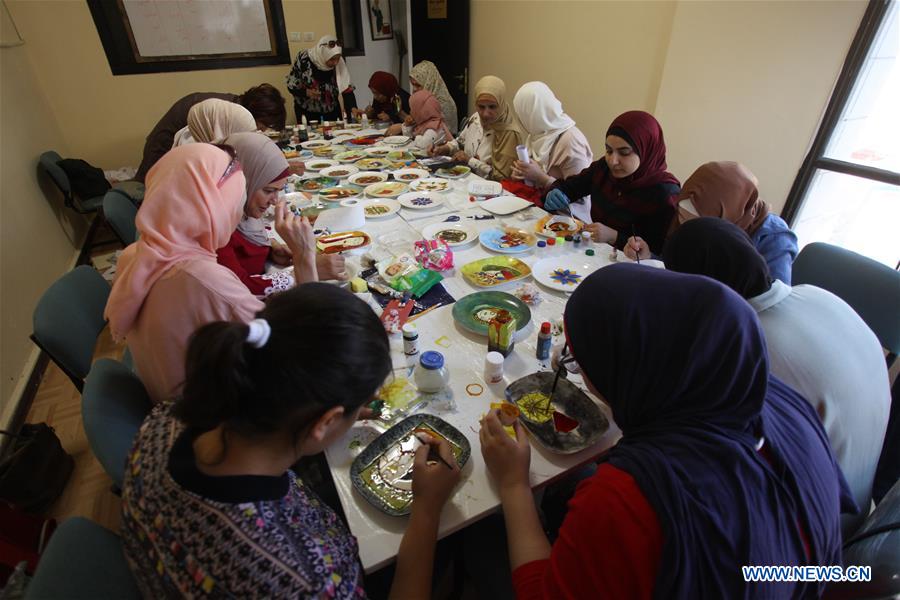MIDEAST-NABLUS-PAINTING-TRAINING