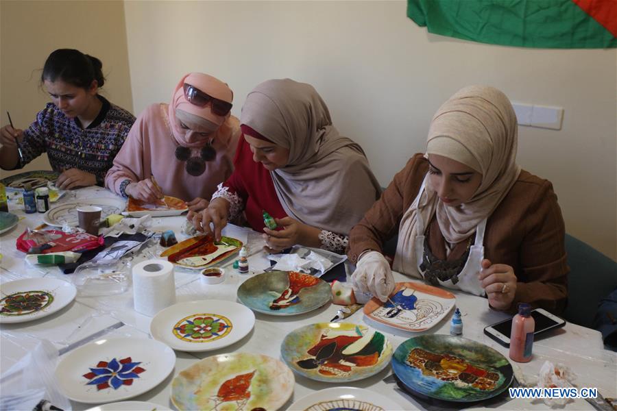 MIDEAST-NABLUS-PAINTING-TRAINING