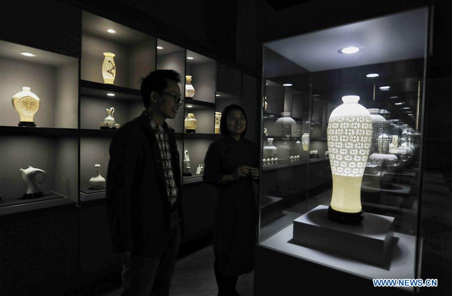 Dehua white porcelain craftswoman 