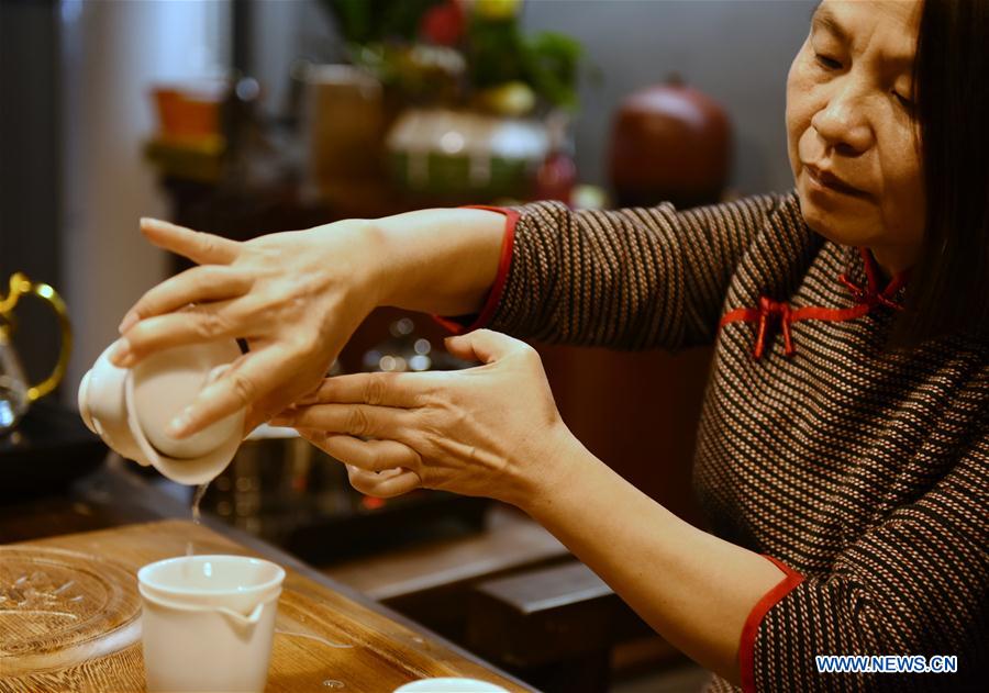 Dehua white porcelain craftswoman 