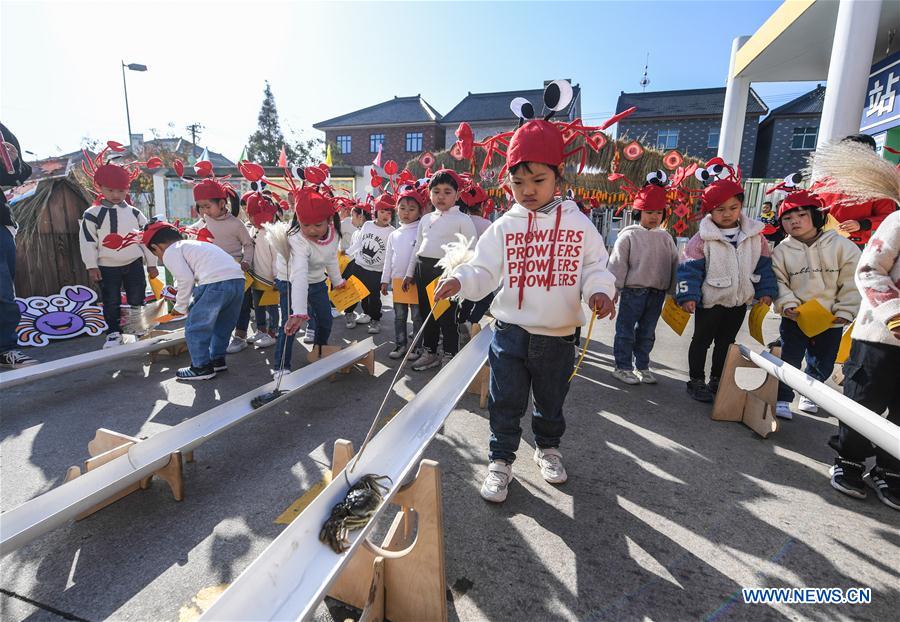 CHINA-ZHEJIANG-CHANGXING-CRAB FESTIVAL FOR CHILDREN (CN)