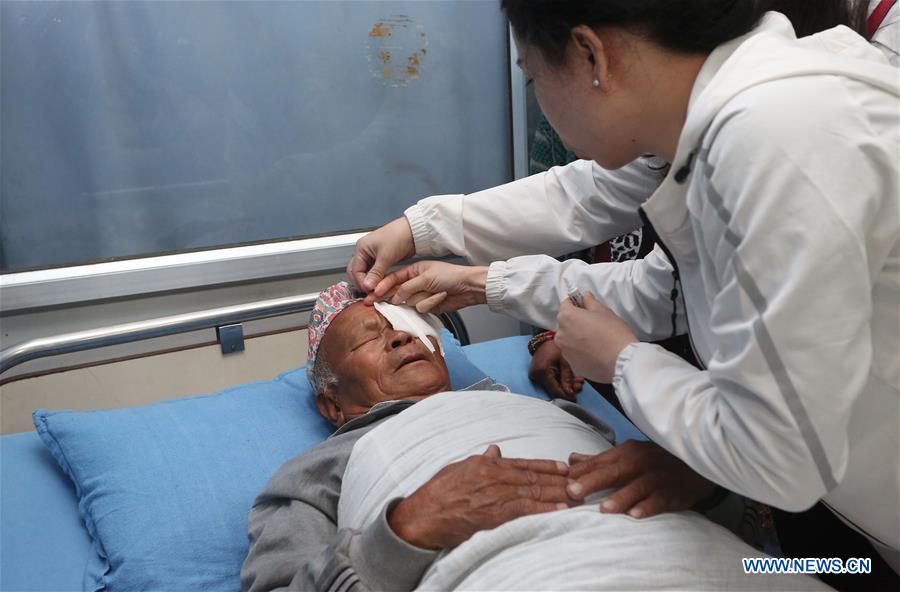 NEPAL-KATHMANDU-CHINESE DOCTORS-FREE CATARACT SURGERY