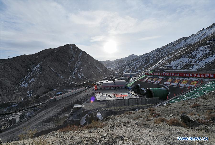 CHINA-XINJIANG-ALTUN MOUNTAINS-TUNNEL-COMPLETION (CN)