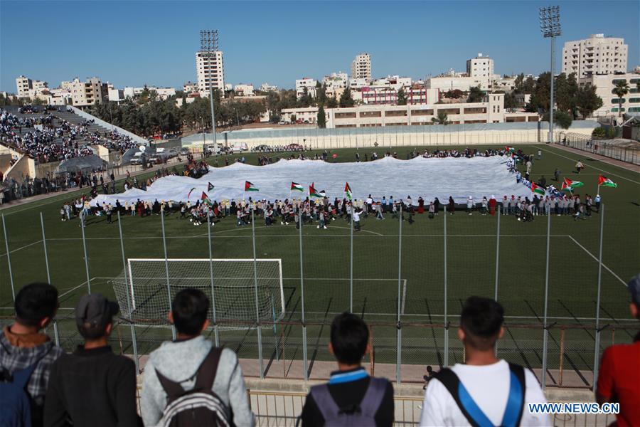 MIDEAST-HEBRON-KEFFIYEH