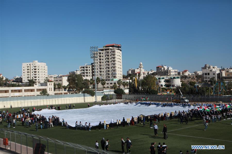 MIDEAST-HEBRON-KEFFIYEH