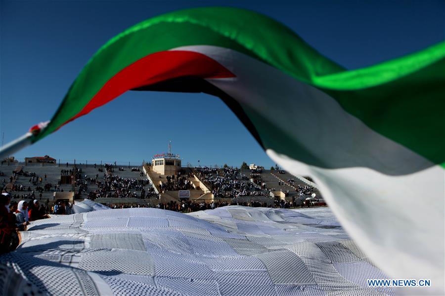 MIDEAST-HEBRON-KEFFIYEH