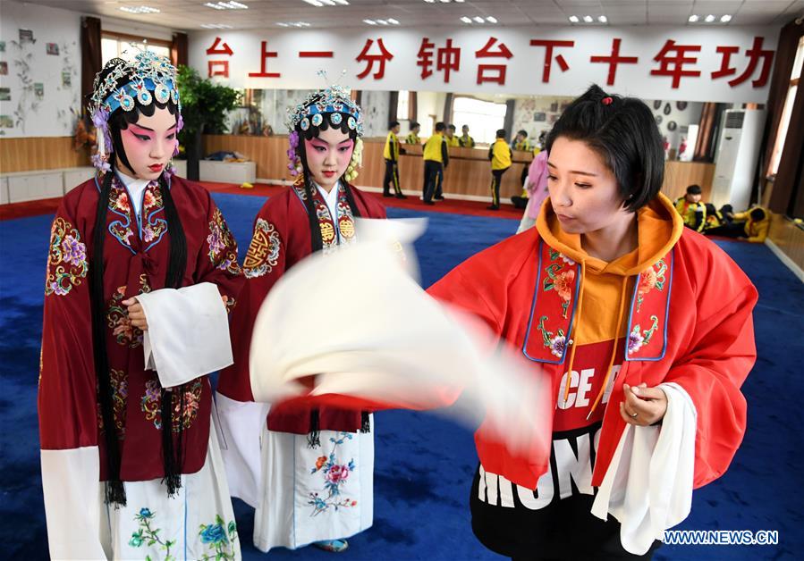 CHINA-SHANDONG-QINGDAO-PEKING OPERA-STUDENTS-INHERITING (CN)