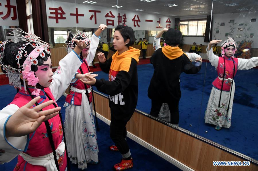 CHINA-SHANDONG-QINGDAO-PEKING OPERA-STUDENTS-INHERITING (CN)