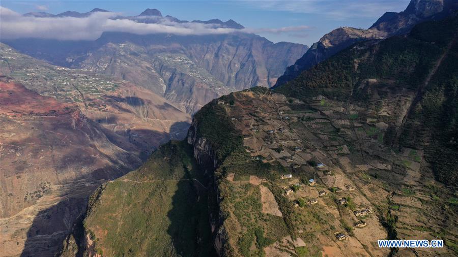 CHINA-SICHUAN-CLIFFSIDE VILLAGE-PEOPLE'S LIFE (CN)