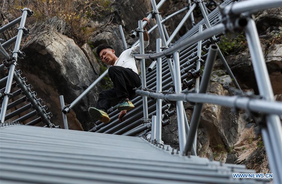 CHINA-SICHUAN-CLIFFSIDE VILLAGE-PEOPLE'S LIFE (CN)