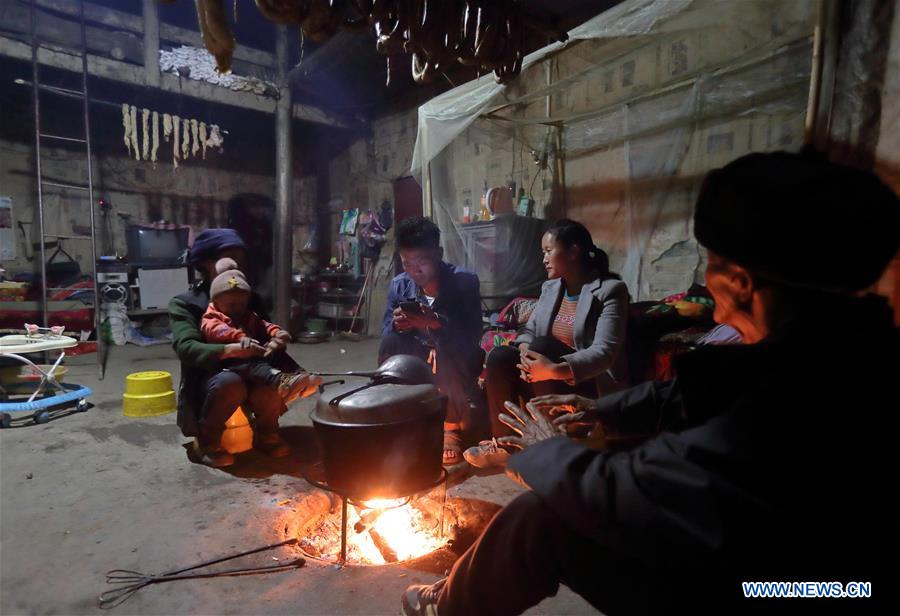 CHINA-SICHUAN-CLIFFSIDE VILLAGE-PEOPLE'S LIFE (CN)